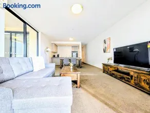 Modern Redfern apartment close to all amenities! - Image 1