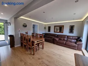Crown Meadow - 4 Bedroom House - Heathrow - ExcellentStays - Image 1