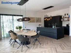 Villa With Spacious Garden And Electric Hot Tub - Image 4