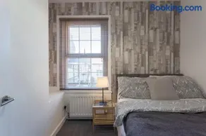 Hastings House - Modern 2 Bedroom House in Central Luton & Near Airport - Image 2