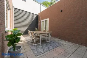 Home city hotspot, near city center and park - Image 5