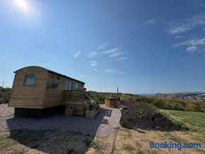 Luxury shepherd hut with hot tub & sea views - Image 4