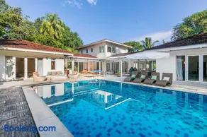 StayVista's Hamptons Charm - 5BHK Villa with Heated Pool & Bar - Image 1