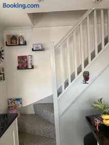 Cosy twin room with private bathroom - Image 4
