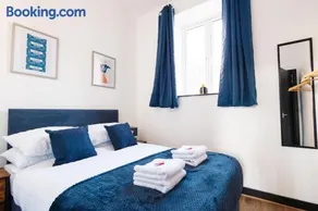 Stylish Town Centre Suite by Traboule Properties LTD - Image 2