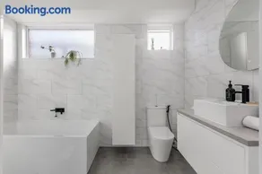 Charming Retro Home & Garden by the Werribee River - Image 3
