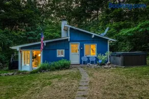 Blue Bird 3BR Cabin - Sleeps 8, Hot Tub, Starlink Wifi, Fire Pit - Image 1