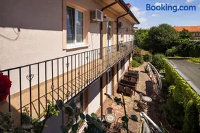 Down Town Apartment with Garden - Image 1