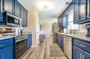 NEW Fully stocked luxury home close to I65 and I72 - Image 2