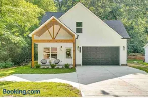 Brand New Luxury home 2022-Hot Tub-Pet Friendly - Image 1