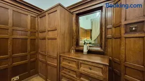 Traditional Victorian West End Apartment - Image 5