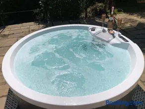Little Treasure and Gem with private 2 person Hot Tub and up to 25 percent ferry saving - Image 5
