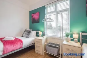 Bright & Modern Cambridge Room 6 - Image 2