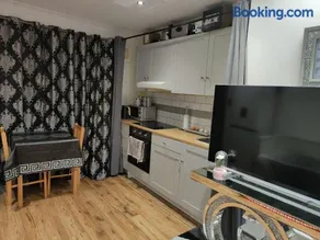 GRAVESEND - BEAUTIFUL Studio - Image 4