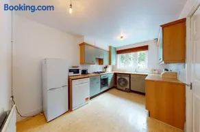 Super 2 bed House with PrivateGarden - Image 1