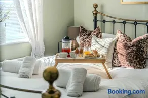 Spacious Cotswolds Base, Private Garden & Parking - Image 1