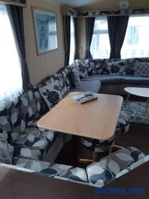 MV203 3 bedroom Deluxe caravan - Image 2