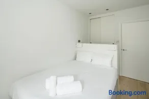 2 Bedroom Stylish Apartment in Notting Hill - Image 3