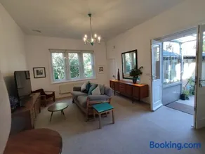 Spacious 2 bedroom apartment - Image 2