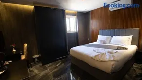 Luxury Delta Hotel - Image 2