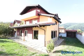 Ashkova House - Image 2