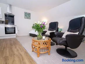 Modern Studio Apartment in Pershore with Free Parking - Image 3