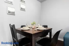 Two Story Loft w 2 beds close to Lakeshore - Image 3