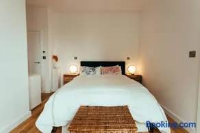 3 Bedroom Penthouse with terrace and skyline in Battersea - Image 4