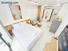 Modern Studio w Balcony Fox Living Suites - Image 5