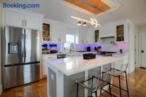 4 Mi to Revere Beach! Walkable Family Retreat - Image 2
