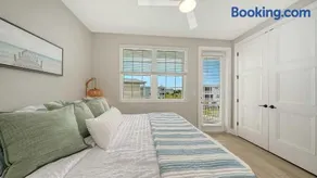 Luxury Waterfront Villa Home with Private Dock and Pool Manatee Cove at Hunters Point - Image 3