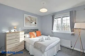 Free Parking - Central - Sleeps 4 - Image 3