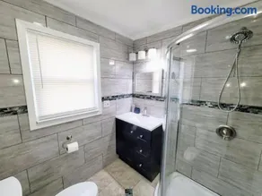 Sweet home, King bed, backyard and parking - Image 5