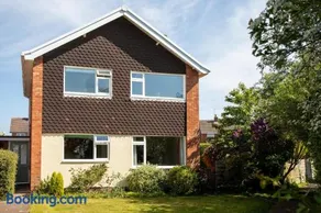 Hereford Long Term Comfortable Accommodation, 4 bedrooms with Parking - Image 2