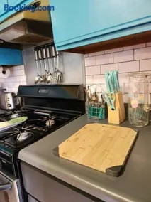 Retro 2 BR Home 6 mins to United Center with Parking - Image 5
