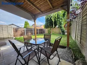 Newly Refurbished 3 Bedroom House with Lovely Garden - Image 2
