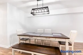 Modern Basement Suite, 2BR Sofa Bed, Parking - Image 5