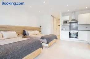 The Residence City Centre - Modern Family Apartment with Rooftop Pool & Terrace - Children stay for Free - Image 1