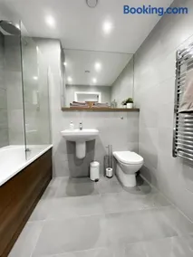 The Panda - Modern 2 Bedroom Apt in Manchester City Centre - Image 3