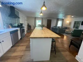 Relaxing 3 Bedroom Home near Downtown - Image 5