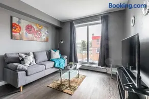 Glenview West - Modern Upper Unit Apartment with Private Balcony - Image 1