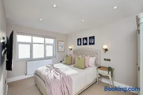 Stylish 4 bed home in Old Trafford next to MUFC - Image 5
