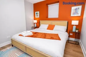 Modern 3BR Chicago Downtown Apartment Near Loyola University & Lakefront - Image 2