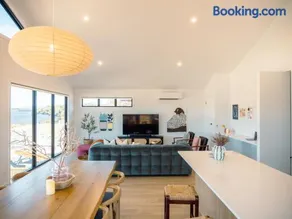 Luxurious Waterfront home in the North of Hobart - Image 5