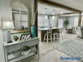 Rustic Chic in Charming Center Grove w Fenced Yard - Image 2