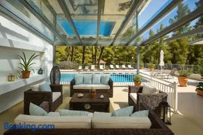 Hera's Resort with Private Pool and Lush Garden - Image 3