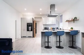 Modern Central Apartment Huntly - Image 3