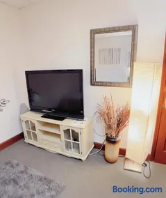 Uptown area, Cozy king Suite, quiet and private, free parking, walk to restaurants - Image 4