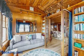 Dog-friendly, bayfront home - gorgeous ocean views, private balcony & fireplace - Image 3