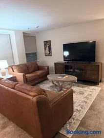 Newly Renovated Downtown Roanoke Apartment with Queen Bed & FREE Parking - Image 2